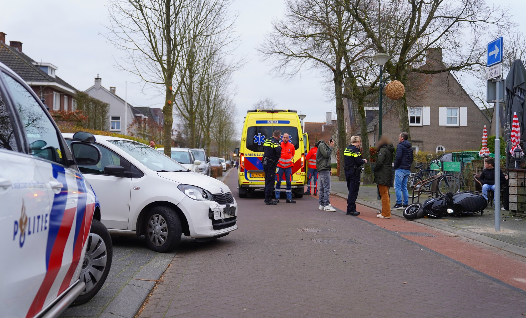 Twee gewonden bij botsing tussen auto en scooter in Haaren (1)