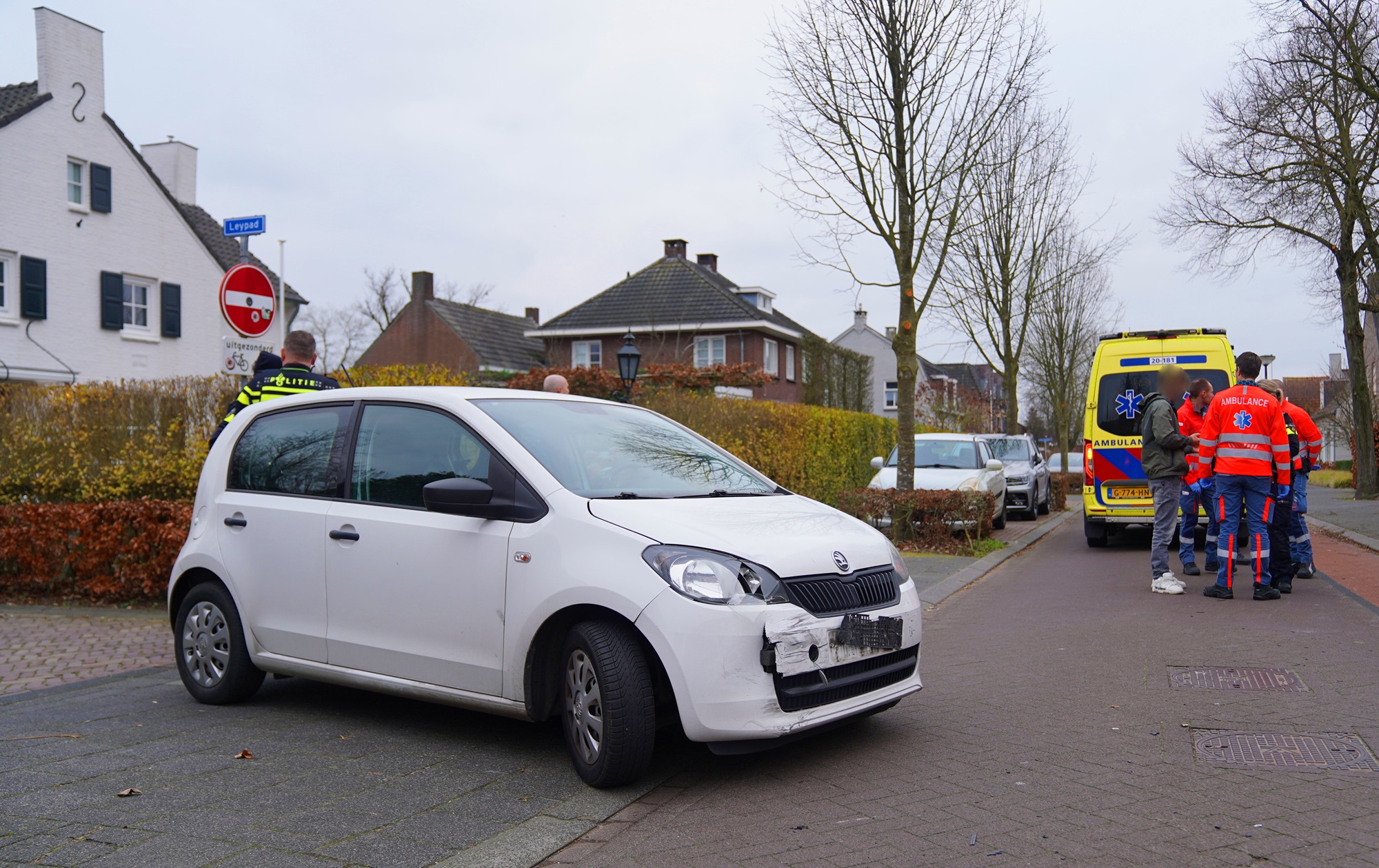 Twee gewonden bij botsing tussen auto en scooter in Haaren (2)
