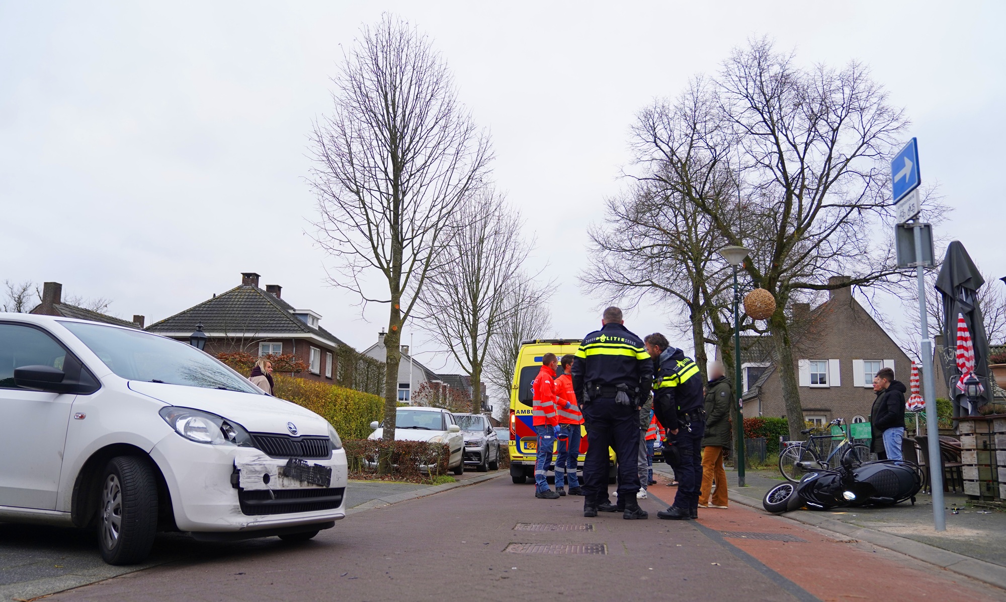 Twee gewonden bij botsing tussen auto en scooter in Haaren (3)