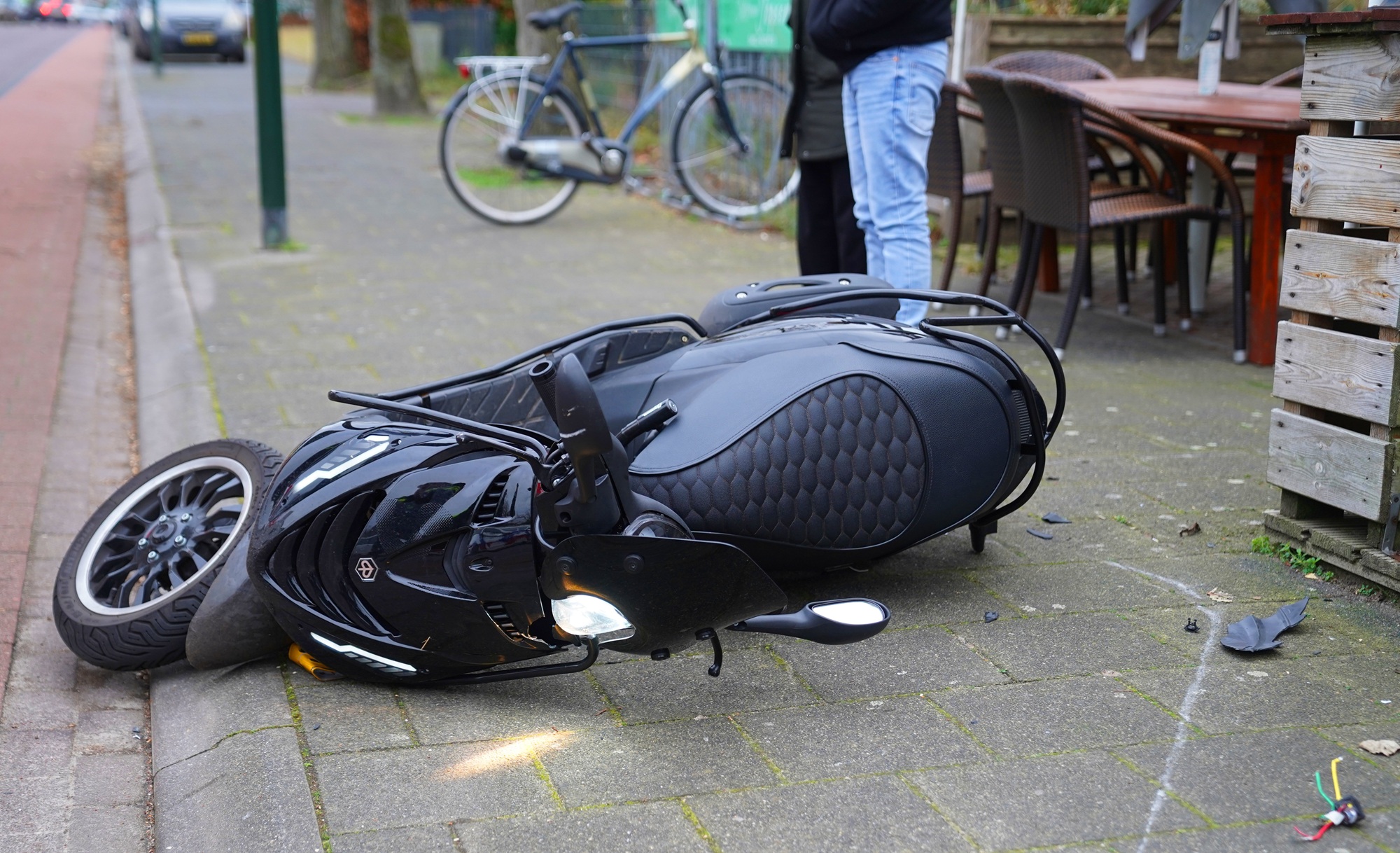 Twee gewonden bij botsing tussen auto en scooter in Haaren (4)
