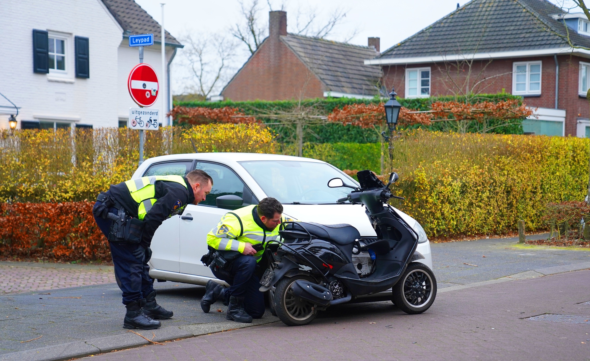 Twee gewonden bij botsing tussen auto en scooter in Haaren (5)